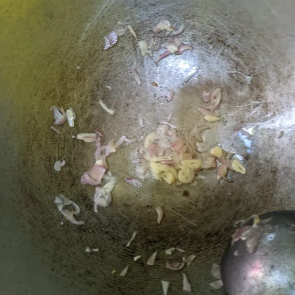 Tumis bawang putih dan merah hingga harum