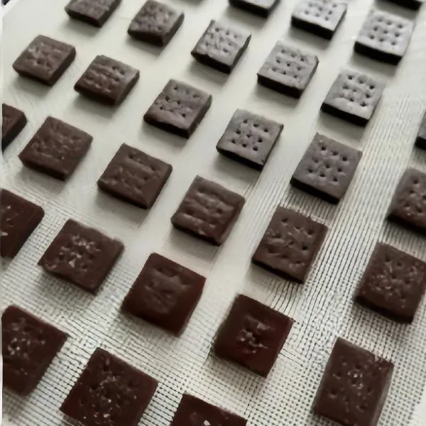 Buat lubang-lubang kecil pada potongan adonan menggunakan tusuk gigi dan taburi dengan bubuk gula putih diatasnya