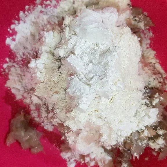 Tambahkan tepung terigu, tapioka, bawang putih bubuk, merica, bubuk ngohiong, saos tiram, kecap ikan, minyak wijen, telor, kaldu jamur, dan garam.