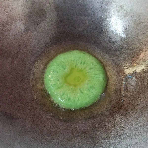 Panaskan 1 sendok sayur minyak goreng, setelah minyak cukup panas tuang satu sendok sayur adonan cucur diamkan beberapa saat hingga keluar serat.