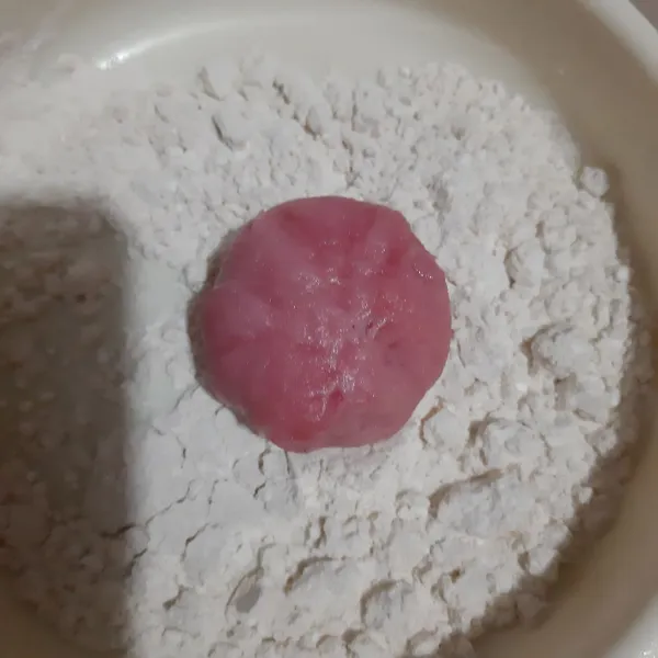 Gulirkan ke tepung maizena sangrai. Lalu ayak