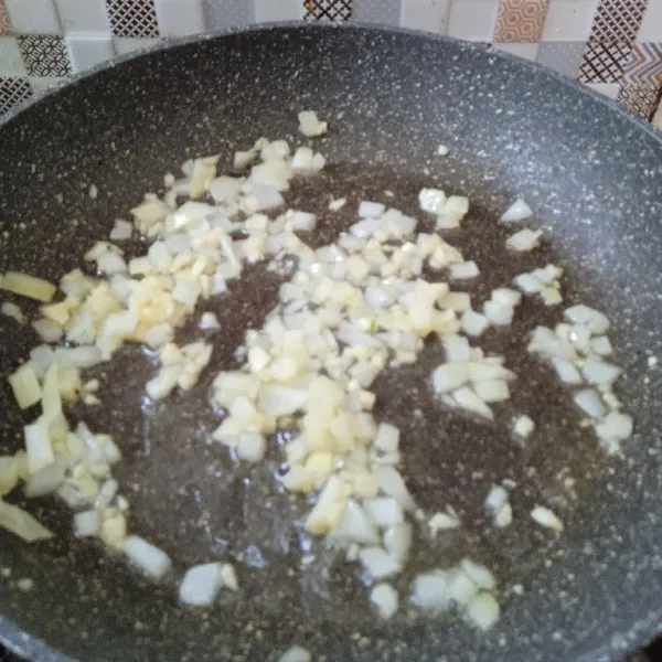 Buat saus dengan menumis bawang putih dan bawang bombai sampai harum. Kemudian masukkan tepung terigu, aduk rata.