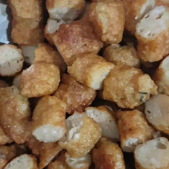 Lalu, potong-potong bakso udang, dan sisihkan.