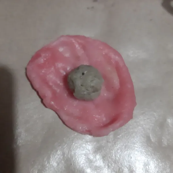 Ambil sebagian adonan mochi pipihkan beri isian kacang hijau. Lalu tutup rapi