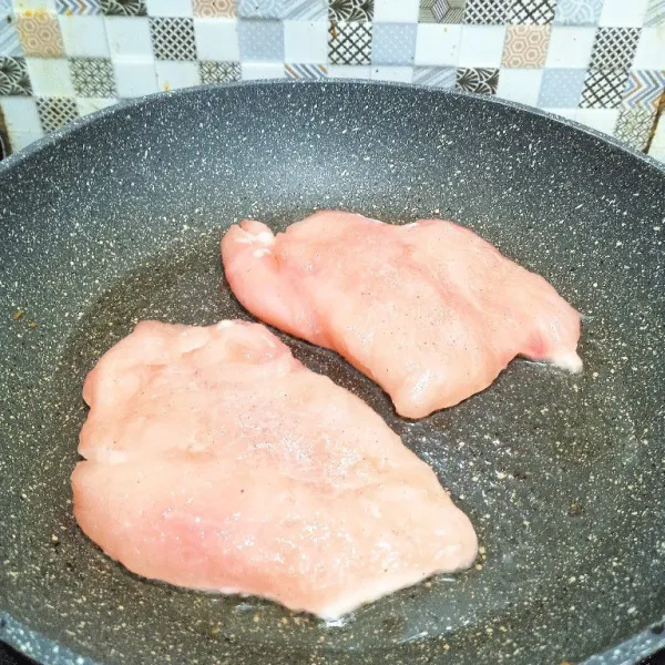 Setelah dimarinasi selama 30 menit, panggang dada ayam dengan sedikit minyak di wajan anti lengket hingga matang. Angkat dan sajikan dengan saus.