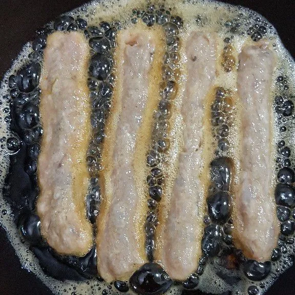 Setelah itu, goreng di minyak panas dengan api kecil hingga matang.