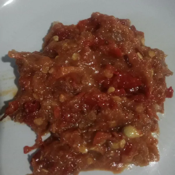 Sambal siap disajikan. Jangan lupa tambahkan jeruk nipis atau limau sebagai penambah rasa.
