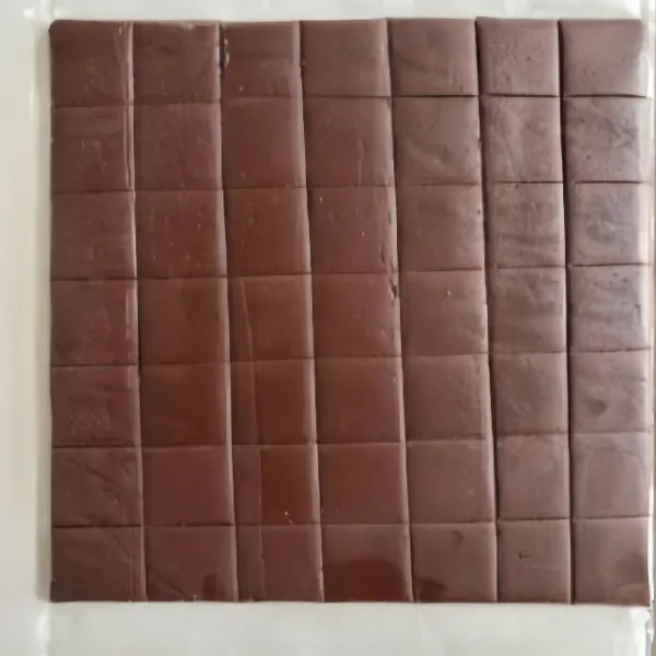 Masukkan adonan dikulkas selama beberapa menit, setelah dingin keluarkan dari kulkas kemudian potong-potong menjadi kotak-kotak kecil