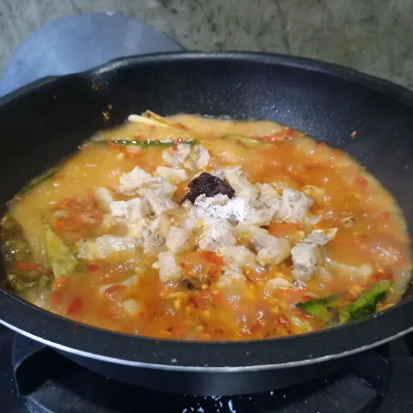 Bumbui dengan garam, gula, penyedap, dan kecap manis.