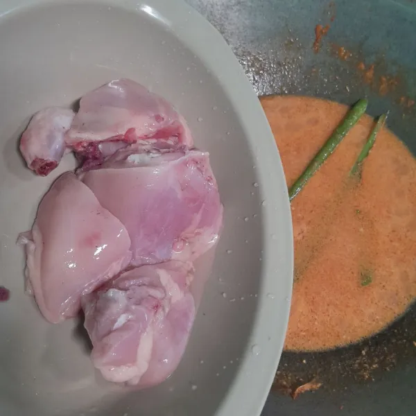 Lalu masukan ayam, garam dan kaldu bubuk