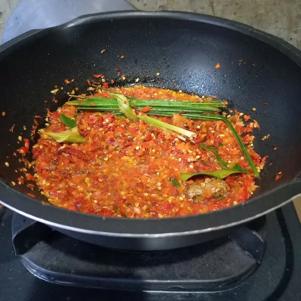 Tumis bumbu halus dan bumbu aromatik sampai matang.