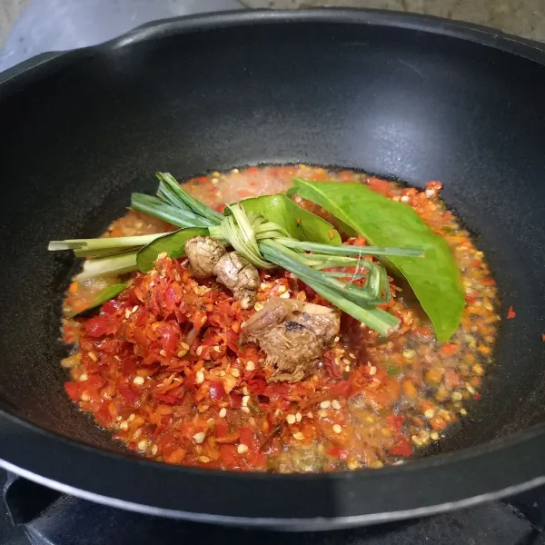 Siapkan bumbu halus dan bumbu aromatik.