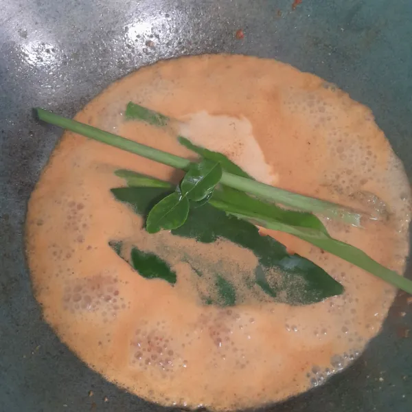 Masukkan daun salam, daun jeruk, daun kunyit dan serai, masak sampai mendidih dan kuah agak menyusut