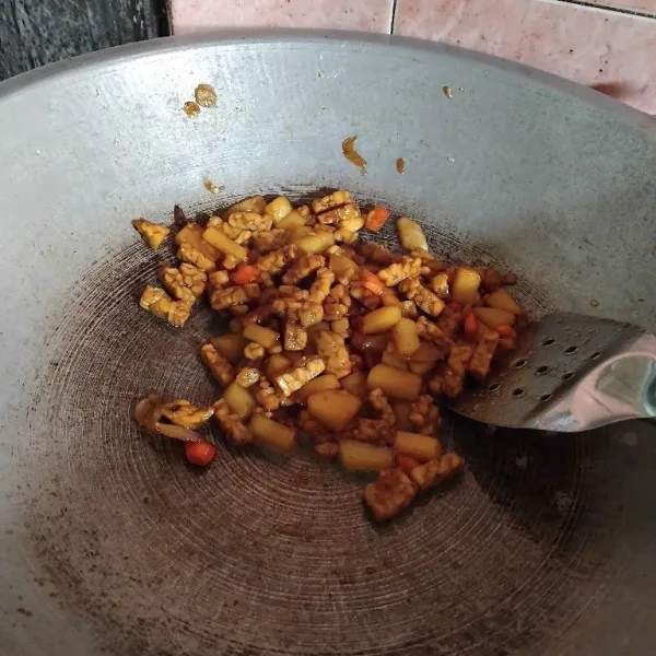 Jika sudah matang seperti ini angkat dan sajikan