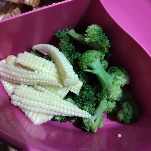 Rebus brokoli dan jagung putren. Sisihkan.