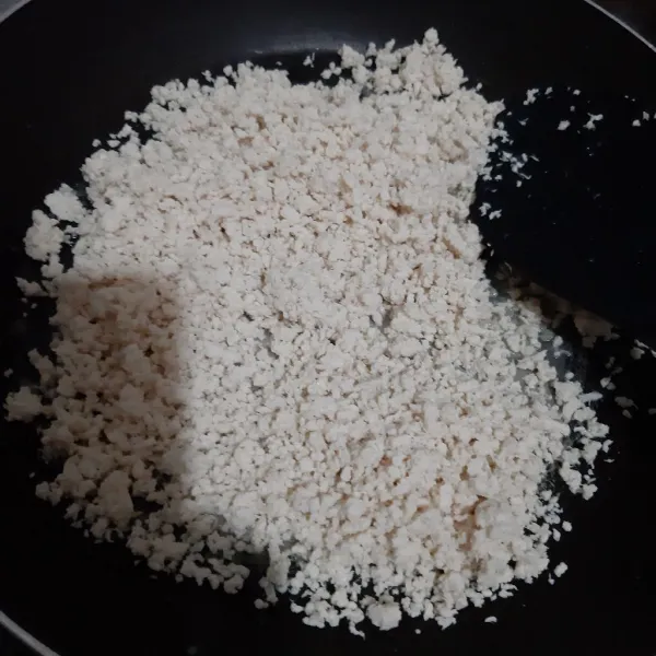 Masukan daging ayam giling, tumis hingga berubah warna lalu beri sedikit air