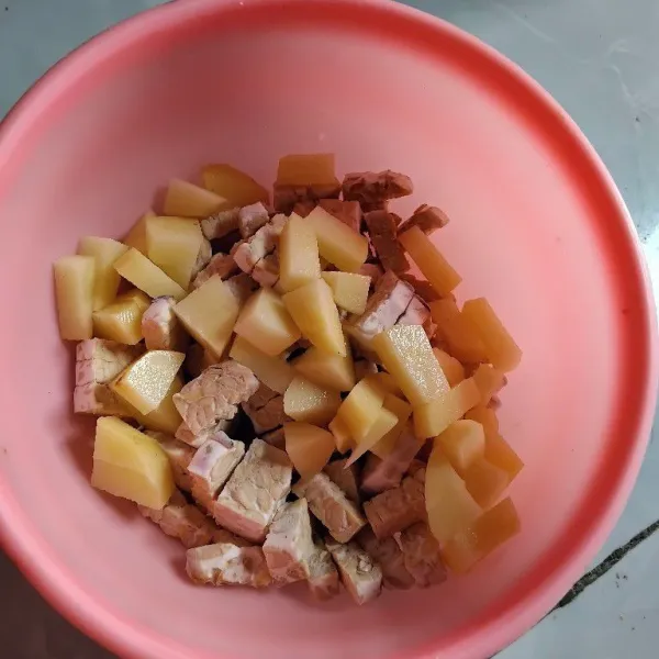 Potong kecil tempe dan kentang lalu cuci bersih