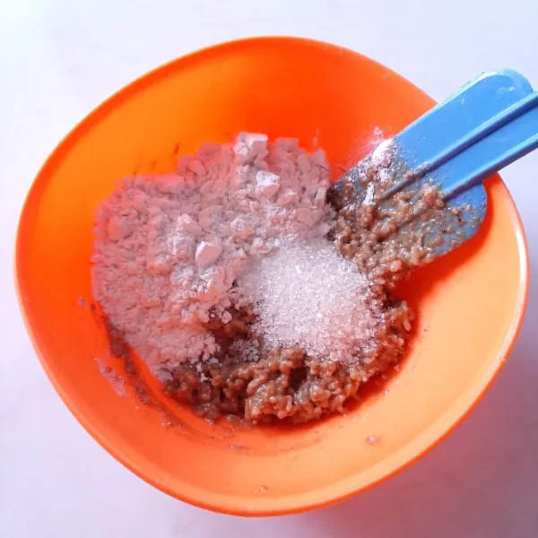 Tambahkan gula pasir, ragi, dan terigu