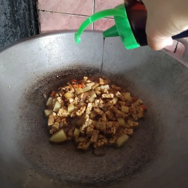 Jika bumbu sudah meresap beri kecap aduk dan tunggu hingga matang