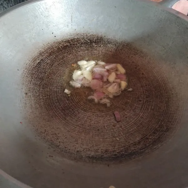 Panaskan minyak dan tumis bawang hingga harum