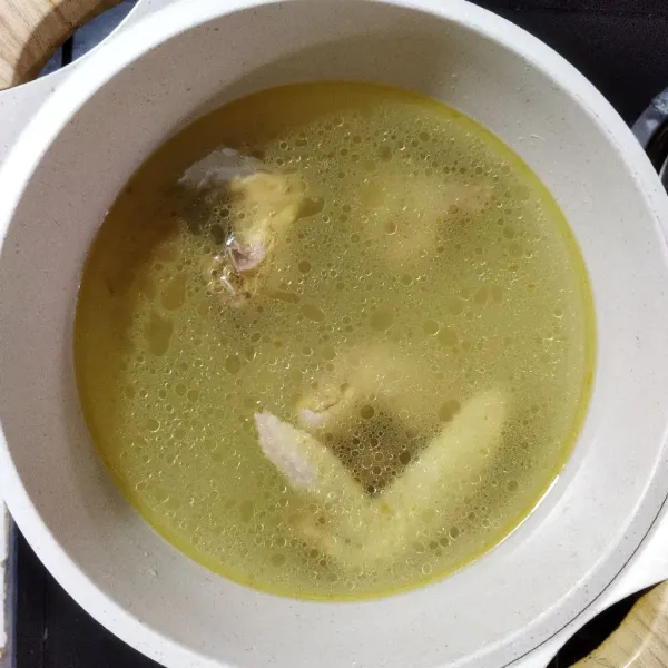 Rebus ayam dengan air secukupnya hingga empuk. Tambahkan tumisan bawang putih, garam, merica, pala dan cengkeh, masak hingga mendidih.
