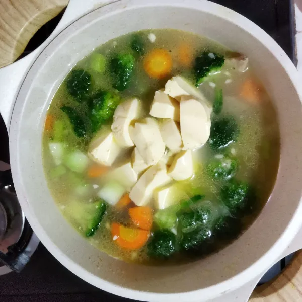 Tambahkan potongan tofu, gula dan kaldu jamur, koreksi rasa.