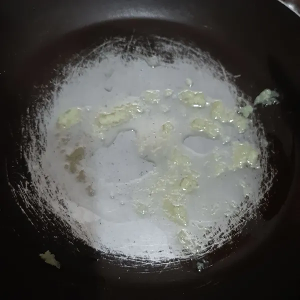 Tumis bumbu halus dengan minyak sayur