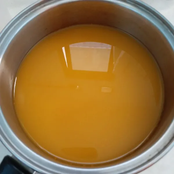 Blender kunyit. Lalu saring