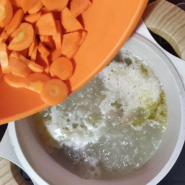 Masukan potongan wortel kedalam rebusan, masak hingga setengah layu.