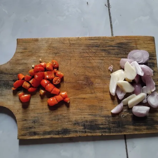 Iris iris bawang dan cabenya