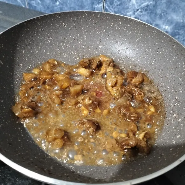 Lalu masukkan daging. Aduk sebentar. Lalu tuang air. Masukkan semua kecap, saos tiram dan penyedap. Aduk.