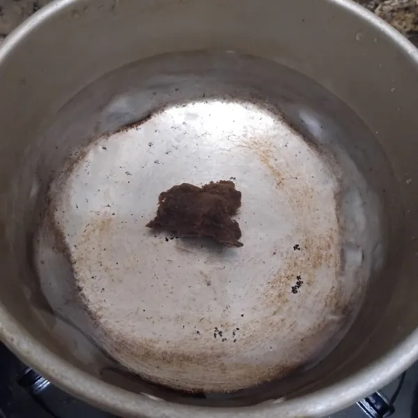 Panaskan 400 ml air dengan 1 sdm asam jawa. Masak hingga mendidih.