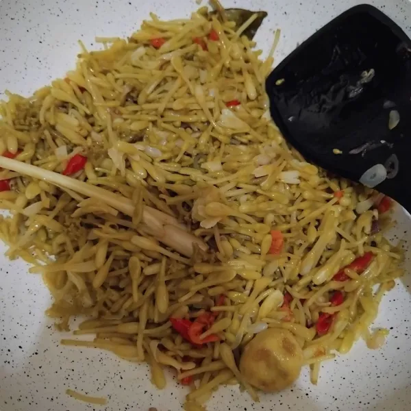Masukkan bunga pepaya, bumbui gula dan garam. Masak hingga matang dan rasanya pas. Siap disajikan, tidak pahit sama sekali.