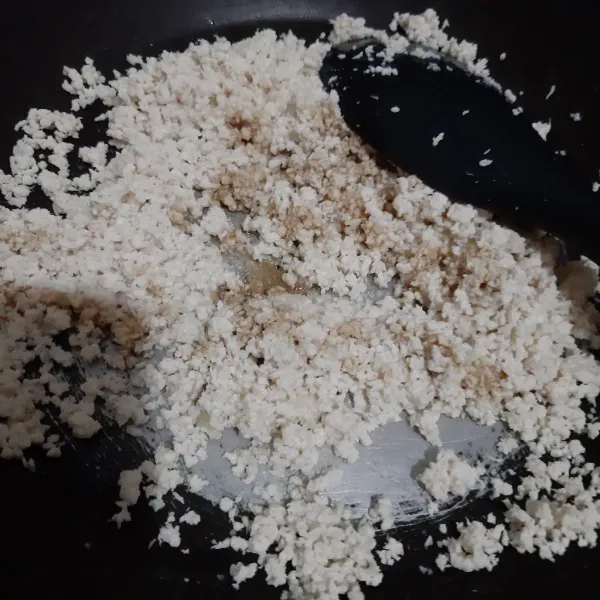 Beri saos raja rasa, minyak wijen, kaldu ayam bubuk, garam, lada. Aduk rata