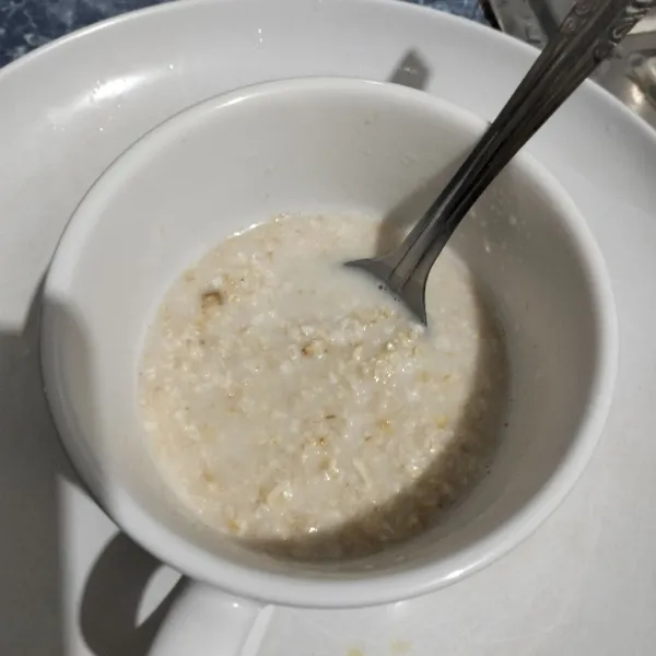 Lalu tuang air hangat. Aduk sampai madu larut.