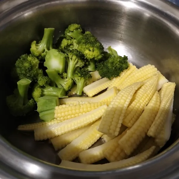 Rebus brokoli dan putren sampai matang. Jangan overcook ya.