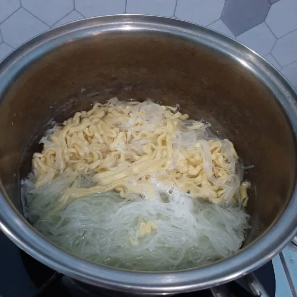 Rebus mie daan bihun. Sisihkan