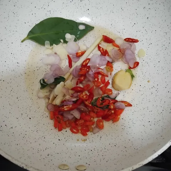Tumis bumbu iris bersama bumbu cemplung hingga wangi.