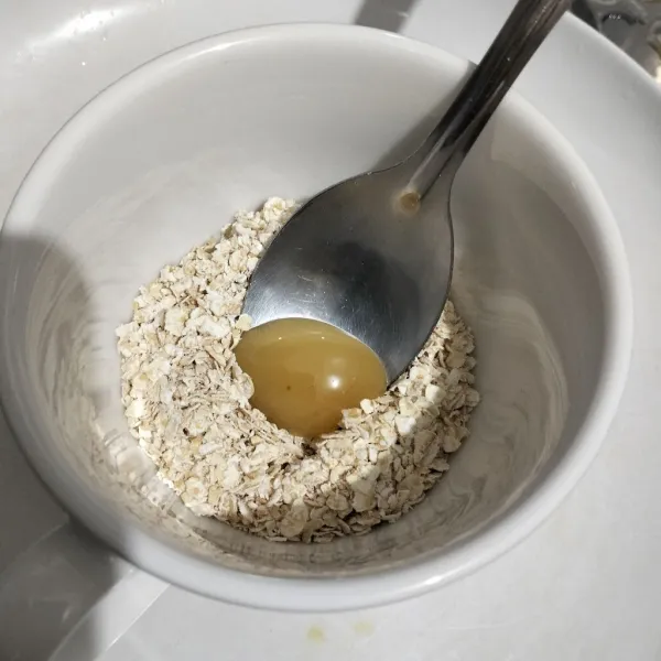 Dalam mangkuk saji masukkan oat dan madu.