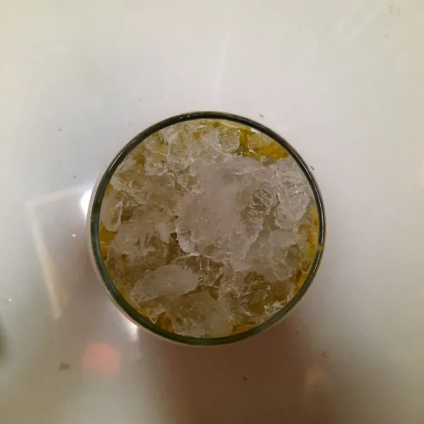 Kemudian masukan es batu ke dalam gelas