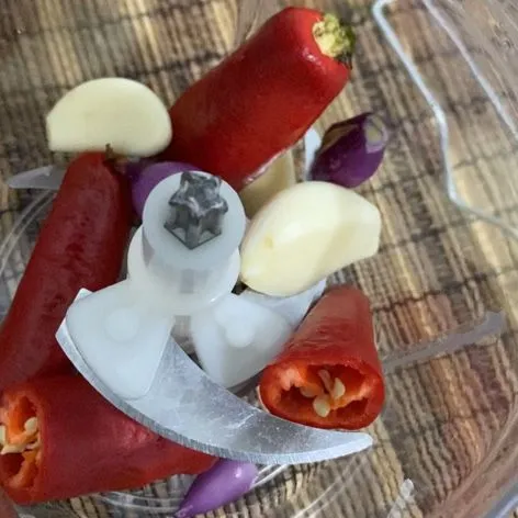 Haluskan 2 cabe merah, 7 siung bawang putih, 3 bawang merah , 3 kemiri , kecap manis, lada bubuk