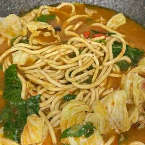 Setelah mie sudah matang, masukan kubis , sawi dan daun bawang, tunggu sampai matang sampai siap di hidangkan