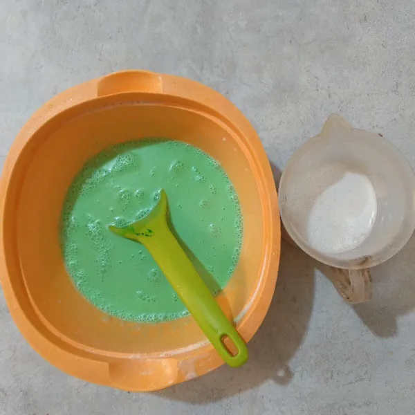 Bagi adonan menjadi dua bagian, satu bagian tambahkan dengan pewarna hijau. Sisihkan.