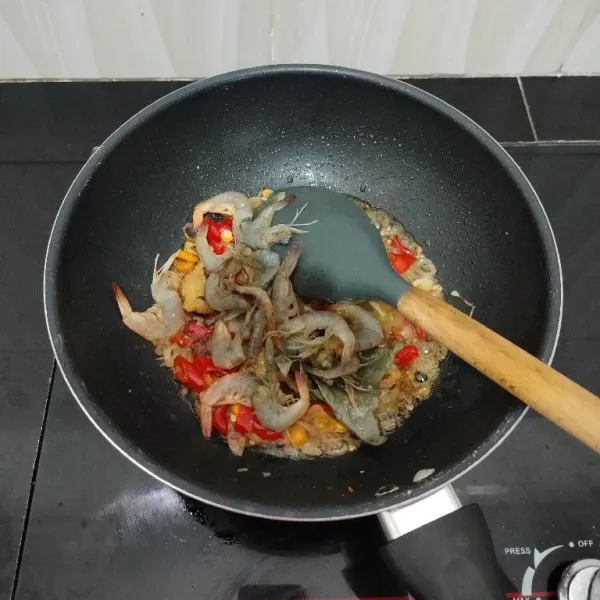 Masukkan udang, tumis hingga udang matang.