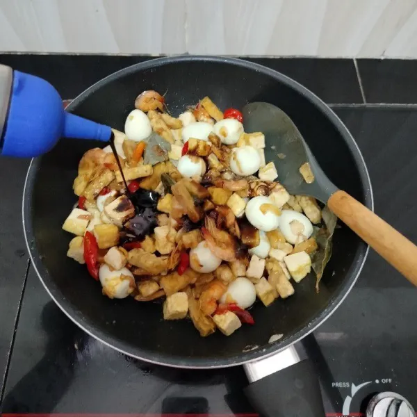 Lalu masukkan kecap manis. Aduk rata kembali.