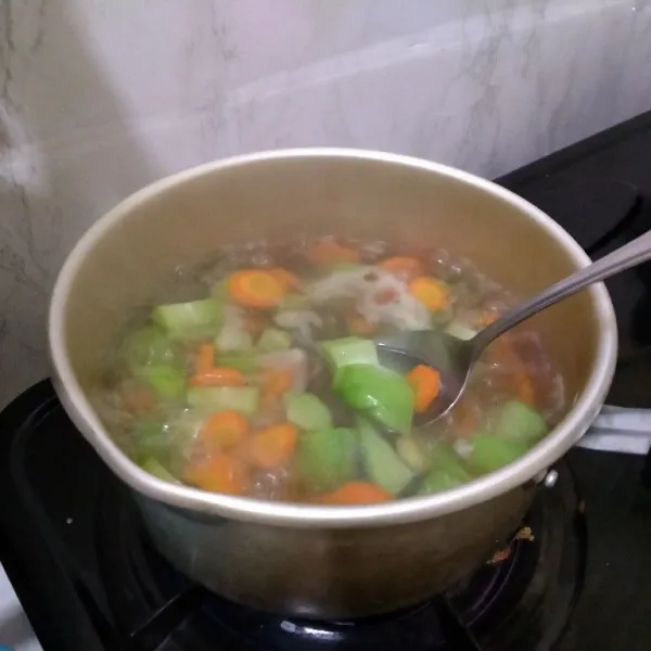 Ketika sayuran sudah setengah matang, beri garam, gula dan kaldu bubuk.