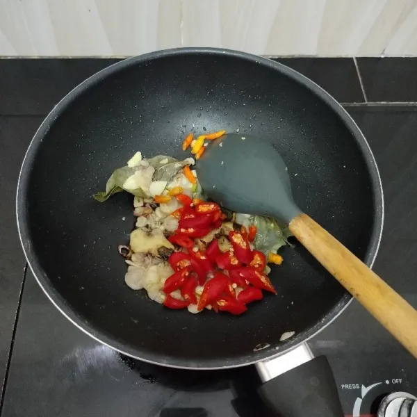 Lalu masukkan cabai merah dan cabai rawit. Tumis hingga layu.