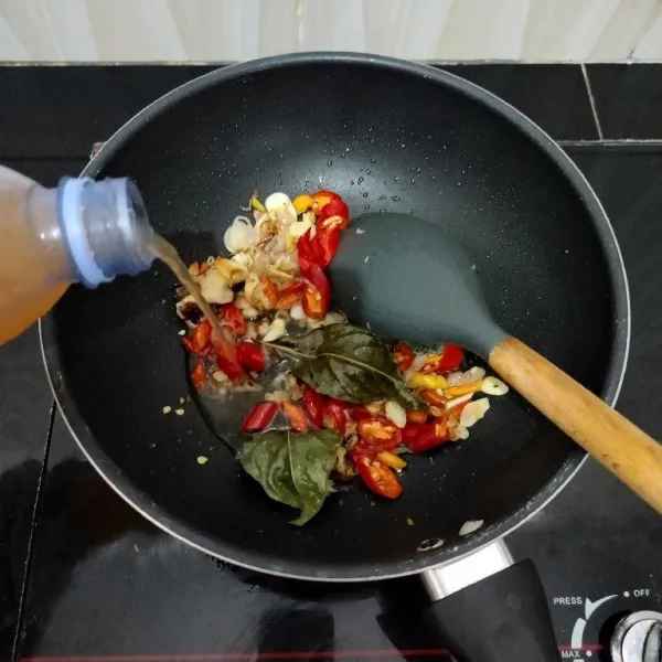 Kemudian masukkan air asam jawa, kaldu bubuk, gula pasir dan garam. Aduk rata.