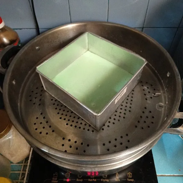 Kemudian tuang adonan hijau, kukus kembali selama 4 menit. Lakukan bergantian hingga adonan selesai. Lalu kukus hingga adonan selesai selama 20 menit sampai matang.