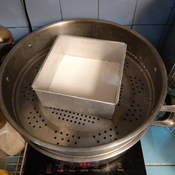 Panaskan panci pengukus, masukkan loyang ke dalam panci, lalu tuang adonan putih, kukus selama 4 menit.